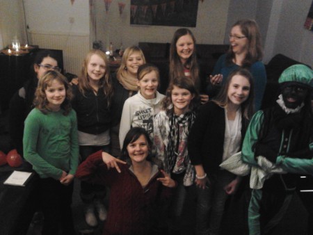 groeps foto samen met zwarte piet